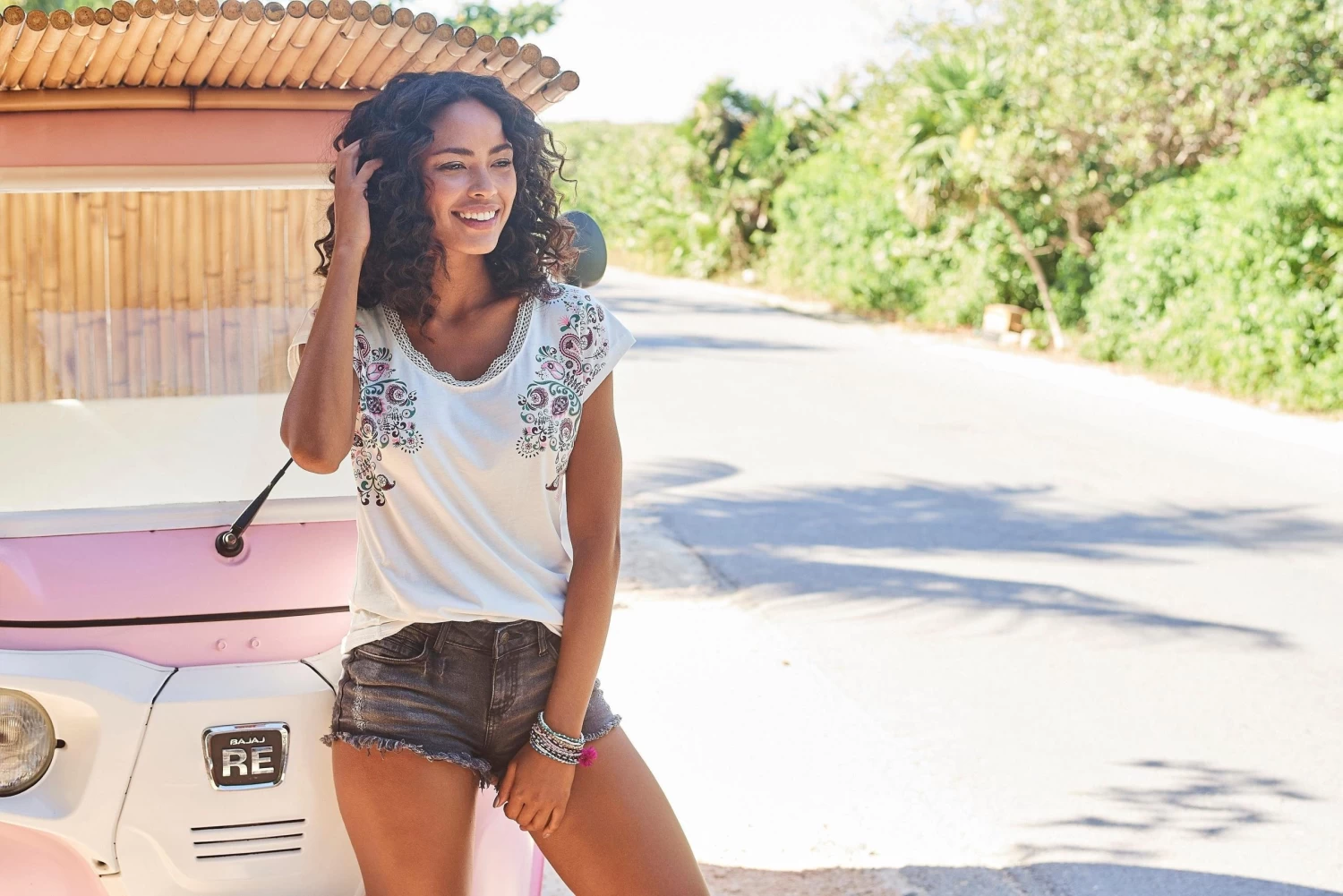 Beachtime T-shirt Met Fijne Kant Bij De Hals 3 Beachtime T-shirt Met Fijne Kant Bij De Hals - Image 3