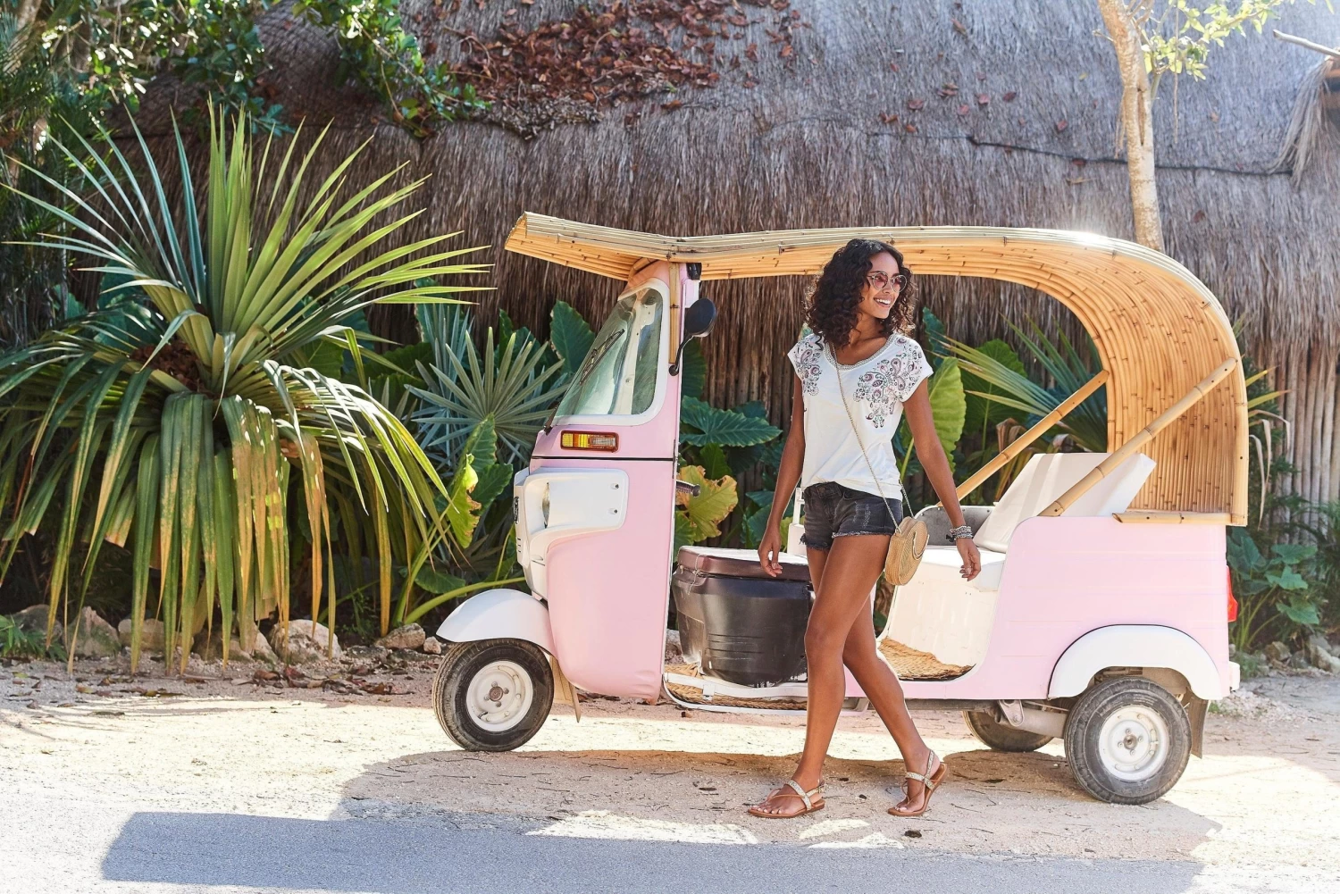 Beachtime T-shirt Met Fijne Kant Bij De Hals 4 Beachtime T-shirt Met Fijne Kant Bij De Hals - Image 4