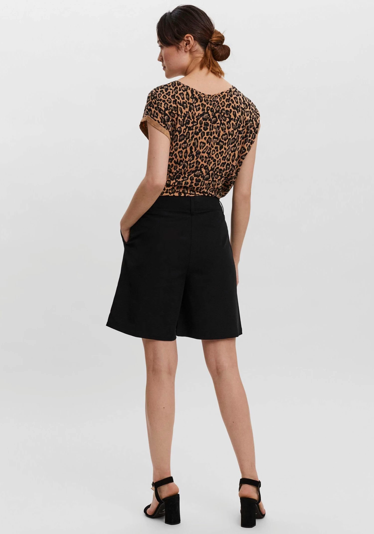 Vero Moda Short VMZELDA HW LOOSE SHORTS NOOS 2 Vero Moda Short VMZELDA HW LOOSE SHORTS NOOS - Image 2